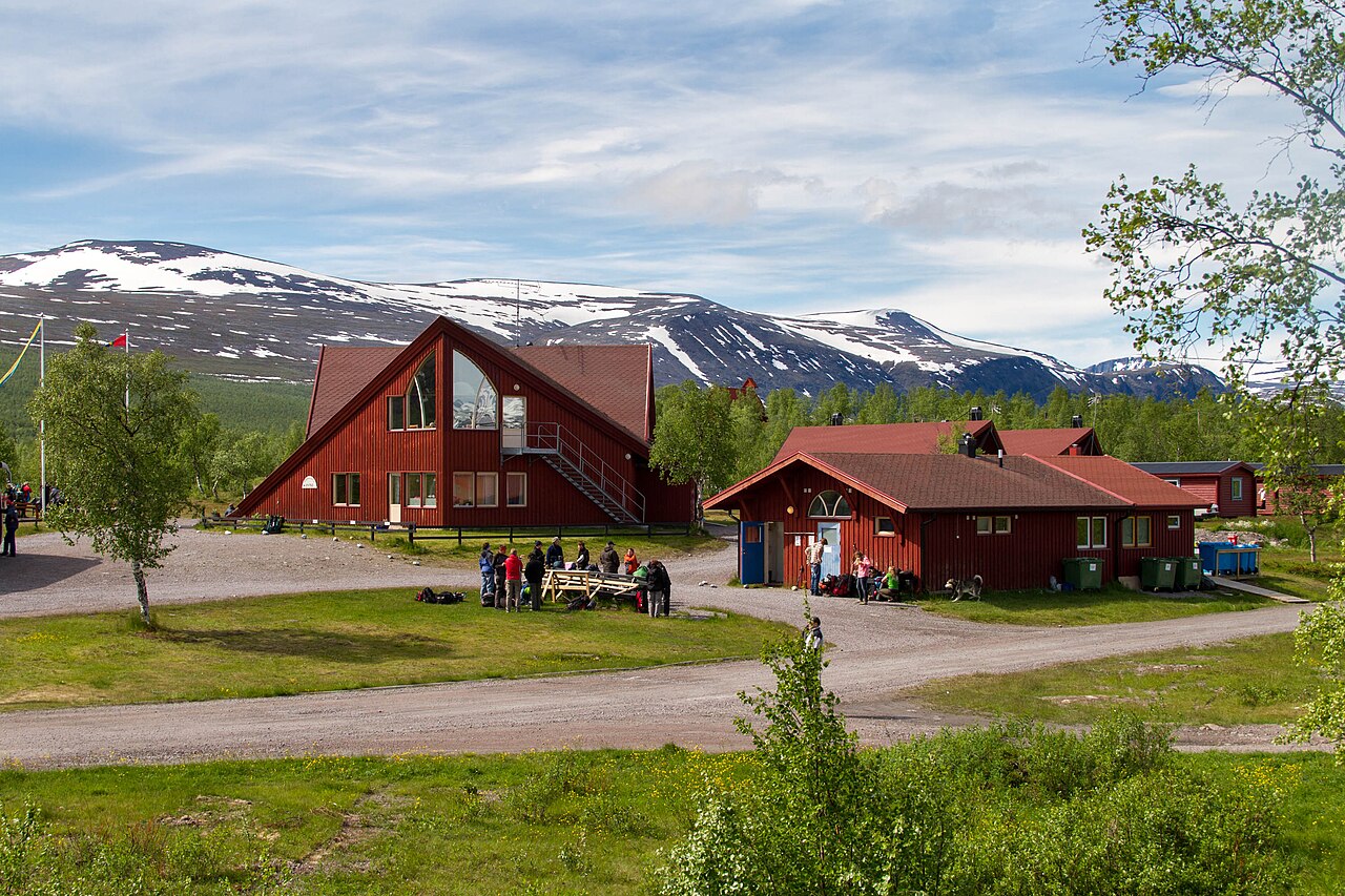 Nikkaluokta mountain station in summer